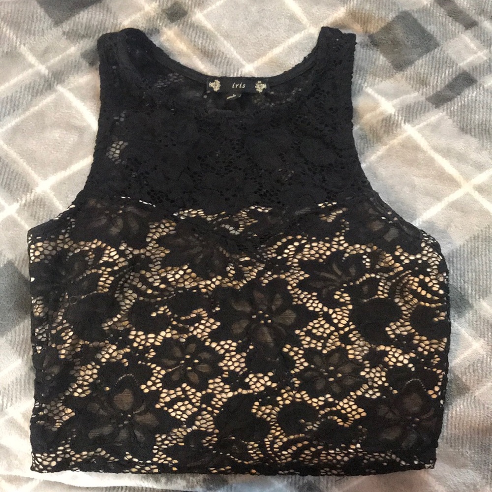Lace print sleeveless crop top